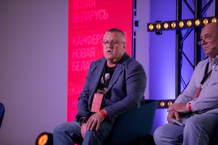 Der Menschenrechtler Leonid Sudalenko bei seinem Vortrag auf der Konferenz Neues Belarus in Vilnius / Foto © Pressedienst von Swetlana Tichanowskaja
