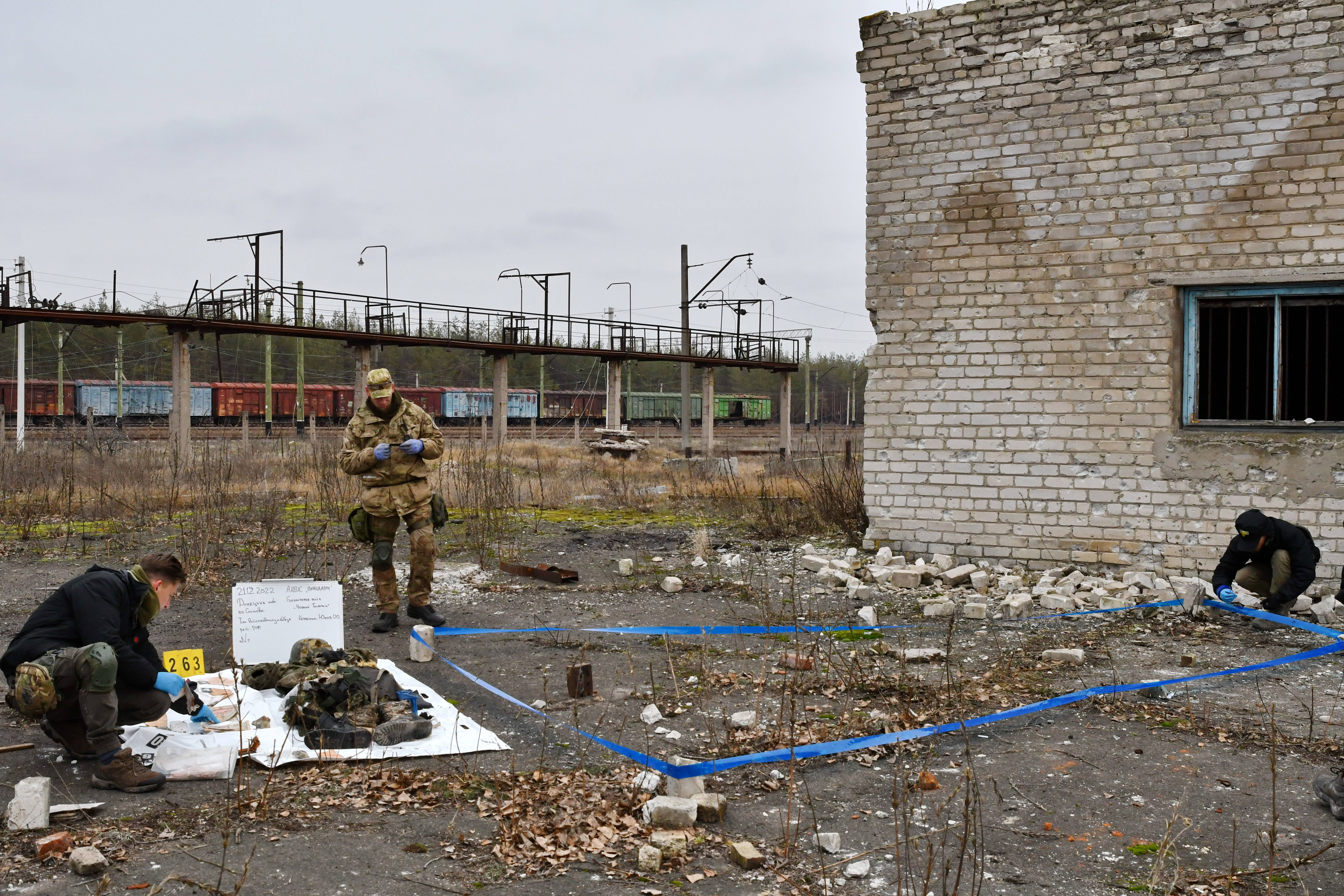 Freiwillige der ukrainischen NGO Black Tulip (dt. Schwarze Tulpe) bergen und identifizieren Überreste getöteter russischer Soldaten. Foto © Andriy Andriyenko/Zuma Press Wire/Imago