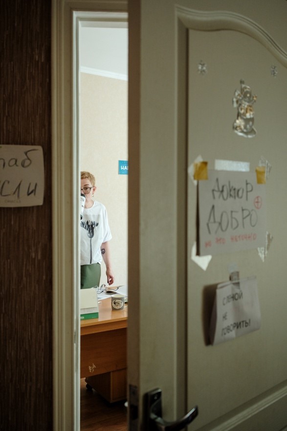 Ein Blick in das Büro der Chefredakteurin. „Doktor gut“ steht auf dem Zettel an ihrer Türe / Foto © privat
