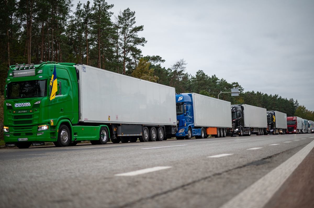 Eine Kolonne aus zehn Lkw auf ihrem mehr als 2000 Kilometer weiten Weg aus den Niederlanden nach Kyjiw. Foto © Artem Derkatschow/Frontliner