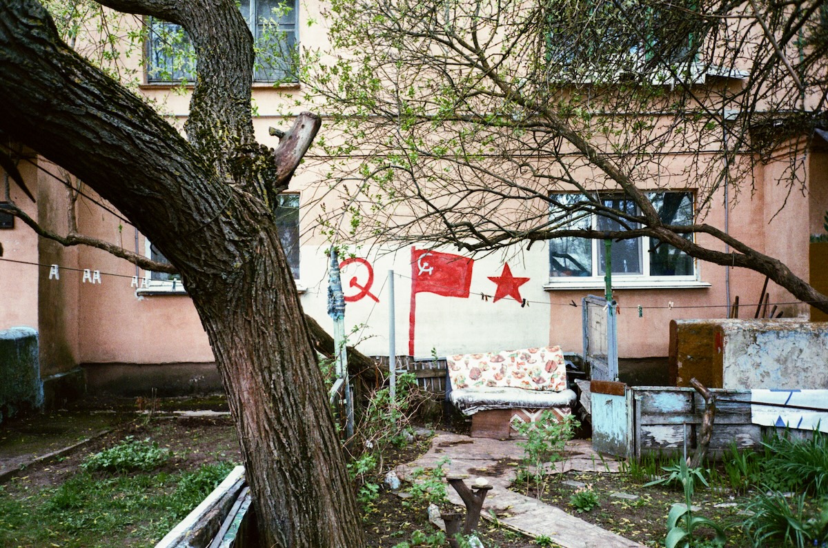 Hof am Stadtrand von Minsk, von einem Hausbewohner mit sowjetischen Symbolen bemalt. Visuelle Erinnerungen an die Sowjetunion gibt es immer mehr, diese Graffiti werden vom Staat nicht verfolgt, Mai 2023 / Foto © privat
