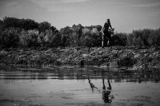 Pilgerarbeiter Serjosha harkt Heu – Fotos © Alina Dessjatnitschenko