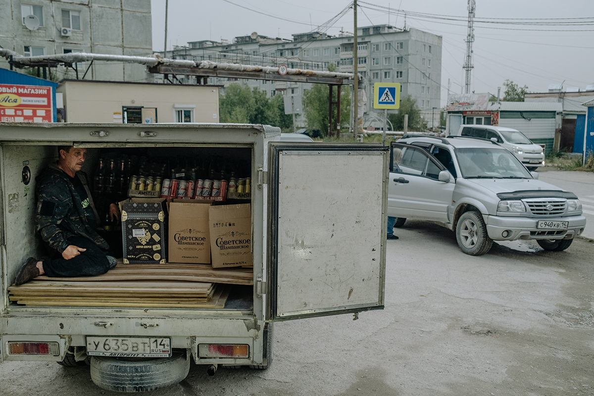 Von der Ladefläche eines Kleintransporters werden Bier und Sekt verkauft / Foto © Takie Dela