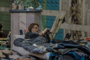 Mai 2022: Während die russische Armee mit Luftangriffen und Bodenoffensiven versucht, Charkiw zu besetzen, wird in der als Schutzraum nutzbaren städtischen Metro gelesen.