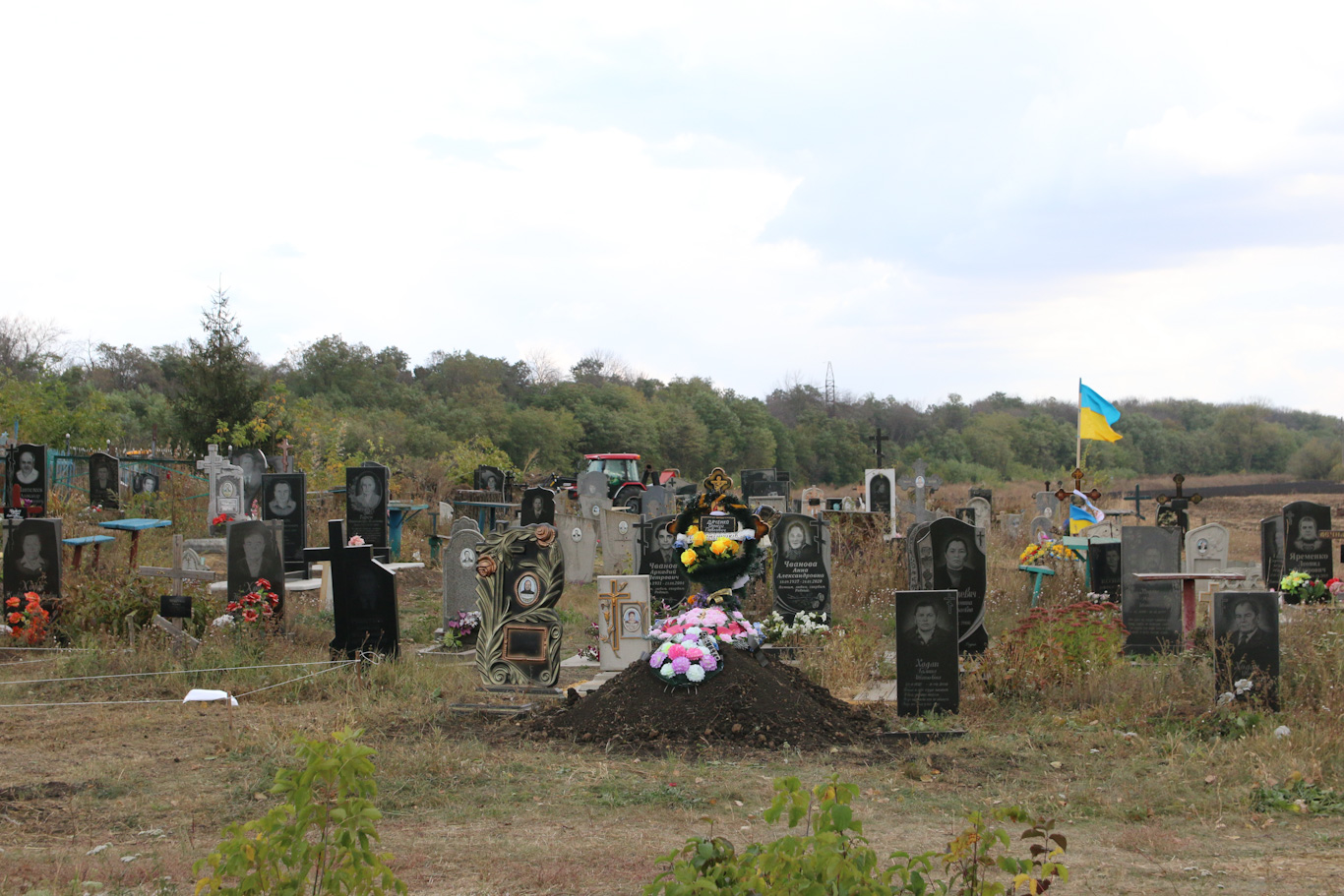 Friedhof in Hrosa. Ukrainische Flagge über Andrij Kosirs Grab. 6. Oktober 2023 / Foto © Alexej Arunjan für Cherta.media