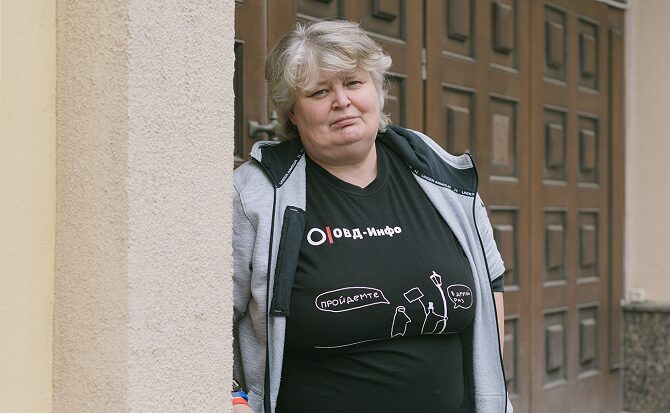 Alla Frolowa stellt den Kontakt zwischen Bürgern und Rechtsanwälten von OWD-Info her / Foto © Darja Globina/Afisha