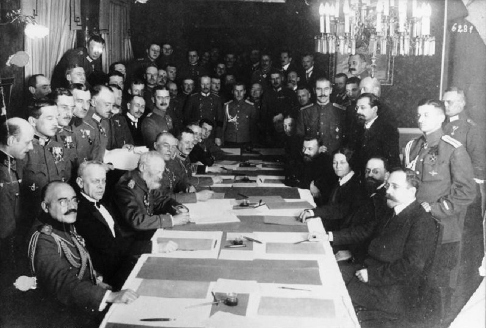 Deutschland, seine Verbündeten und Russland unterzeichnen am 15.12.1917 in Brest-Litowsk ein Waffenstillstandsabkommen / Foto © Deutsches Bundesarchiv