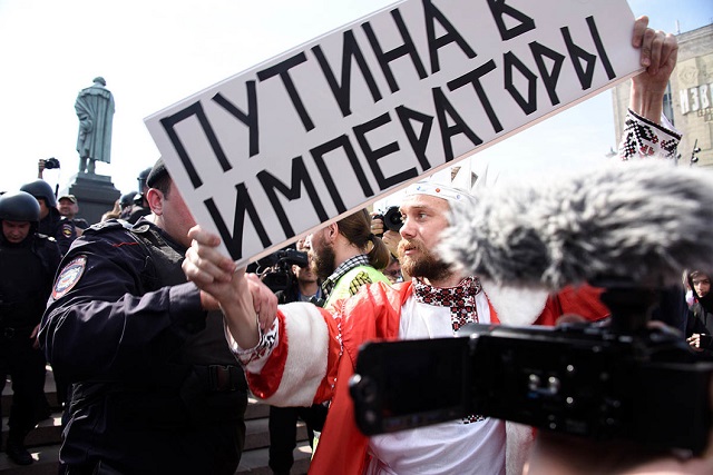 Die Menge ruft: „Man hat den Zar verhaftet!“ Der Schildträger fordert: „Putin soll Imperator werden“ / Foto © Viktoria Odissonowa/Novaya Gazeta