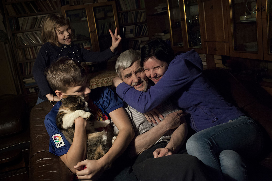 Wieder zuhause – Dmitrijew mit der erwachsenen Tochter Katja und den Enkeln