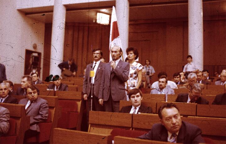 Sjanon Pasnjak bei der Sitzung des Obersten Sowjet zur Proklamation der Unabhängigkeit der Republik Belarus / Foto © 90s.by