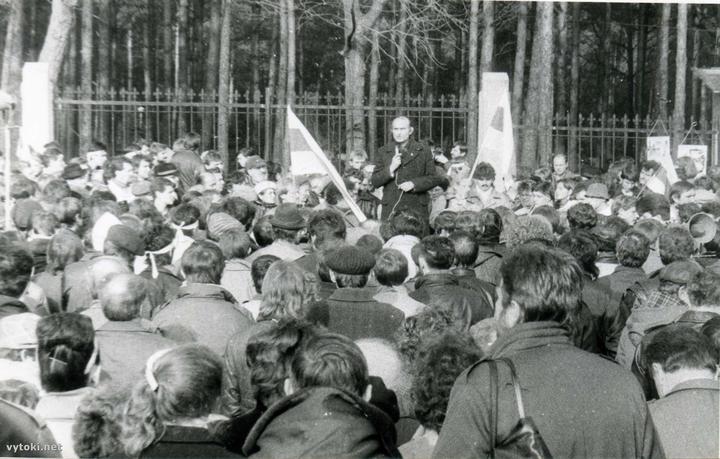 Sjanon Pasnjak bei einer großen Kundgebung am 30. Oktober 1988 in Kurapaty, wo unter Stalin Zehntausende Belarussen erschossen wurden. Die ersten dieser Kundgebungen gelten als Geburtsstunde der BNF / Foto © vytoki.net