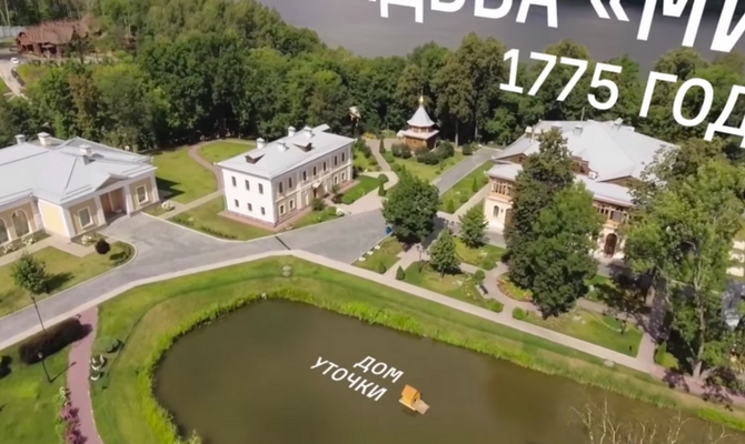 Gut Milowkа mit Entenhäuschen im Teich. Screenshot © Алексей Навальный/YouTube