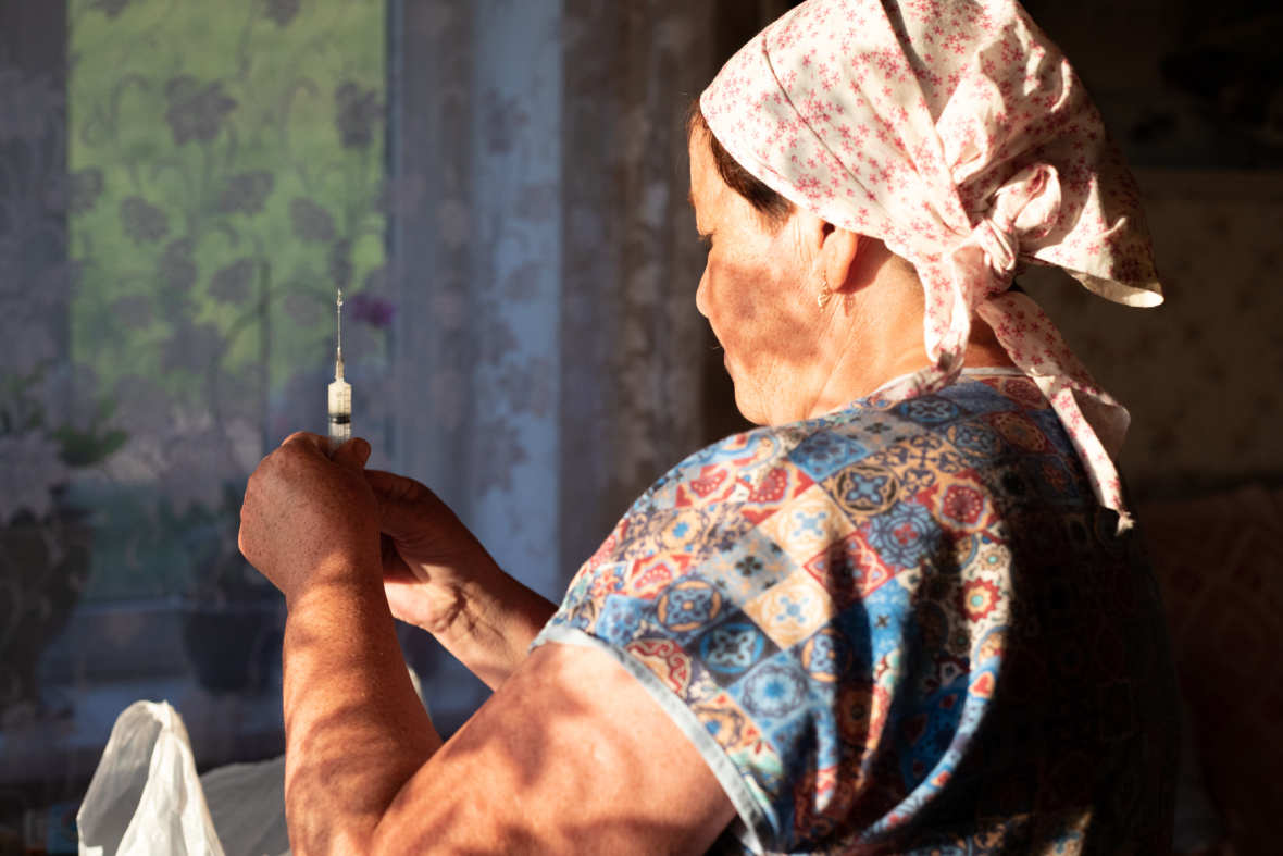 Nursilja Chairetdinowa nimmt jederzeit Patienten auf – am Abend kommen Mütter mit Kindern zur Behandlung zu ihr nach Hause / Foto © Natalja Madiljan