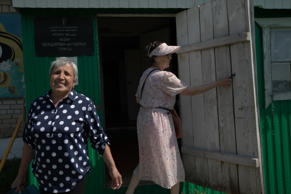 Gesundheits- und Geburtshilfezentrum im Dorf Absanowo. Die Feldscherinnen Saituna Mussina und Ramsija Bikbulatowa machen sich zu Krankenbesuchen und Hauspflegeeinsätzen auf / Foto © Natalja Madiljan
