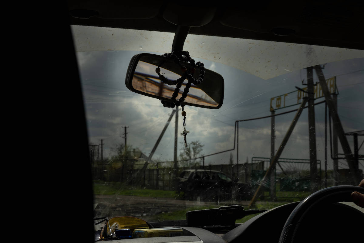 Ein Rosenkranz am Rückspiegel eines ukrainischen Militärfahrzeugs / Ashley Chan/ZUMA Wire/imago images