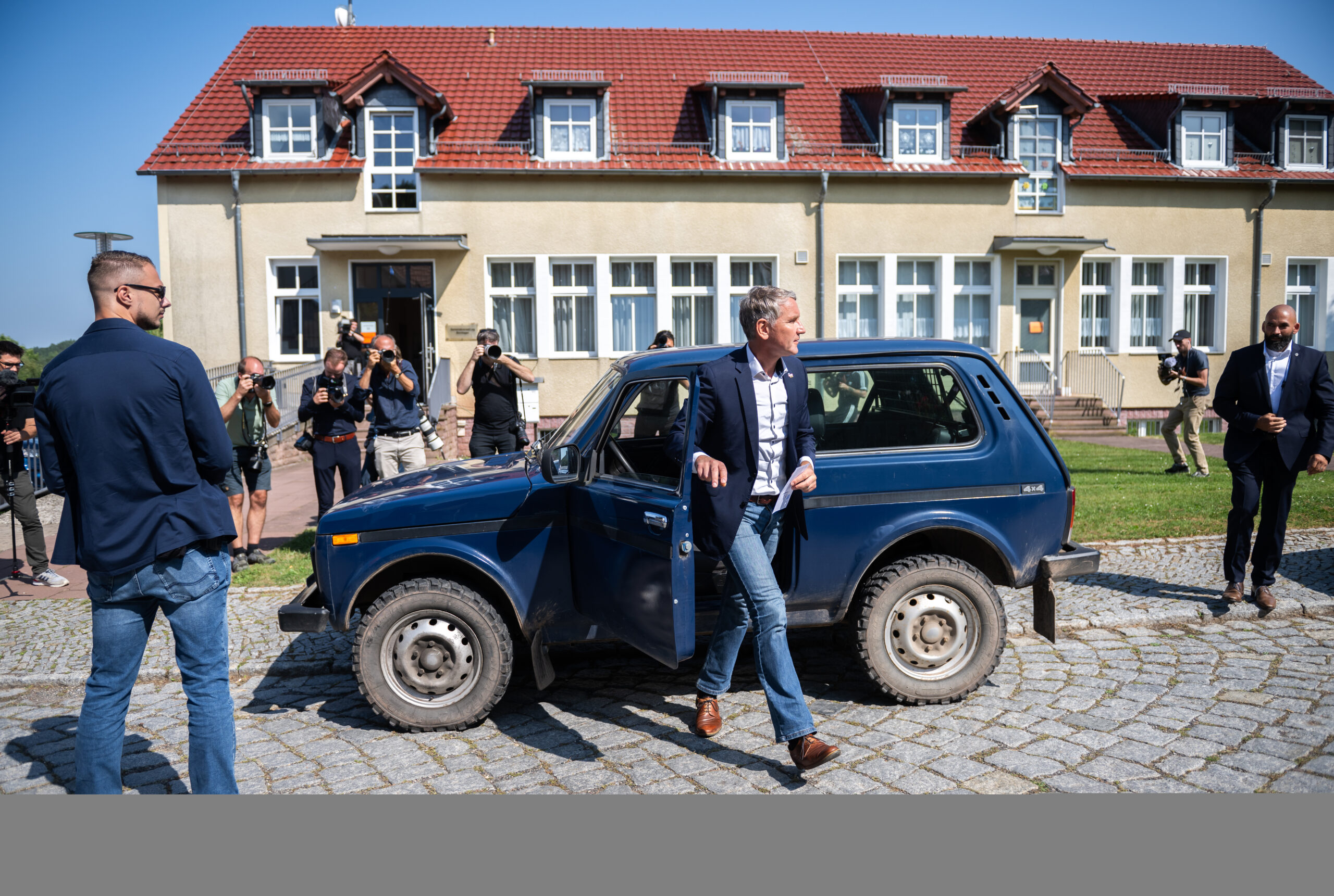 Лидер тюрингской «Альтернативы для Германии» Бьорн Хёке приехал на избирательный участок на «Ниве» // Фотография: © Sascha Fromm/ IMAGO / Funke Foto Services