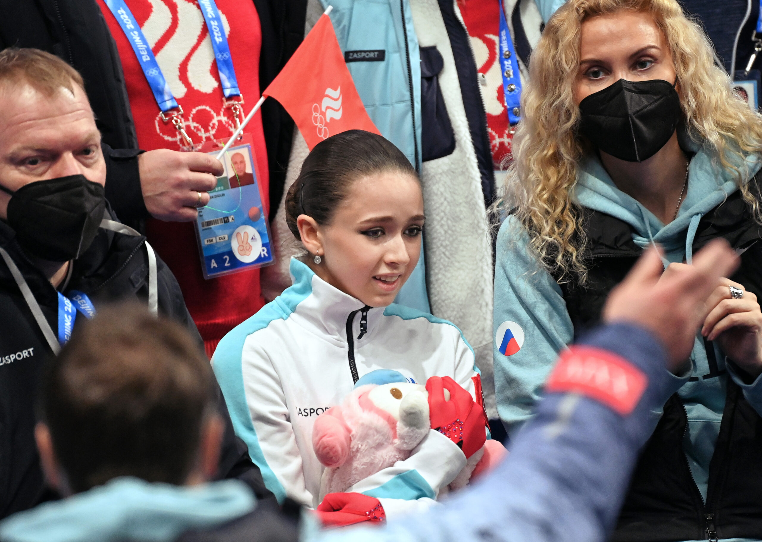 Kamila Walijewa und ihre Trainerin Eteri Tutberidse (rechts). © Foto Alexander Kasakow/Kommersant