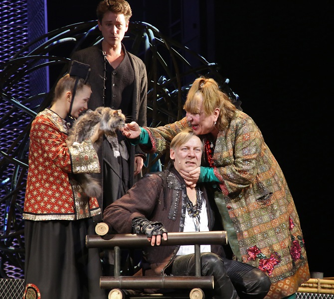 Szene aus Sacharows Inszenierung des Sorokin-Romans am Moskauer „Lenkom“-Theater / Foto © Michail Guterman/Kommersant