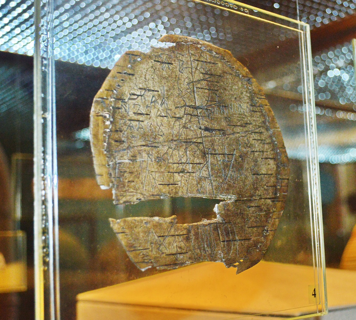 Geschrieben wurden ostslawische Mundarten relativ selten, wenn, dann zum Beispiel auf Birkenrinde, hier ein Exponat aus dem 13./14. Jahrhundert / Foto © Lapot/Wikimedia unter CC0 1.0 Universal