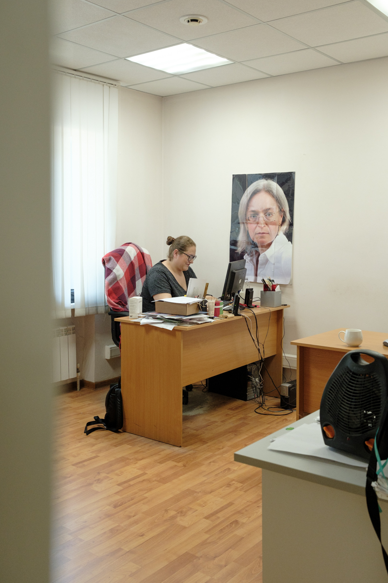 Die stellvertretende Chefredakteurin Marija Aleksaschina hat ein Poster von Anna Politkowskaja an ihrem Arbeitsplatz aufgehängt. / Foto © privat