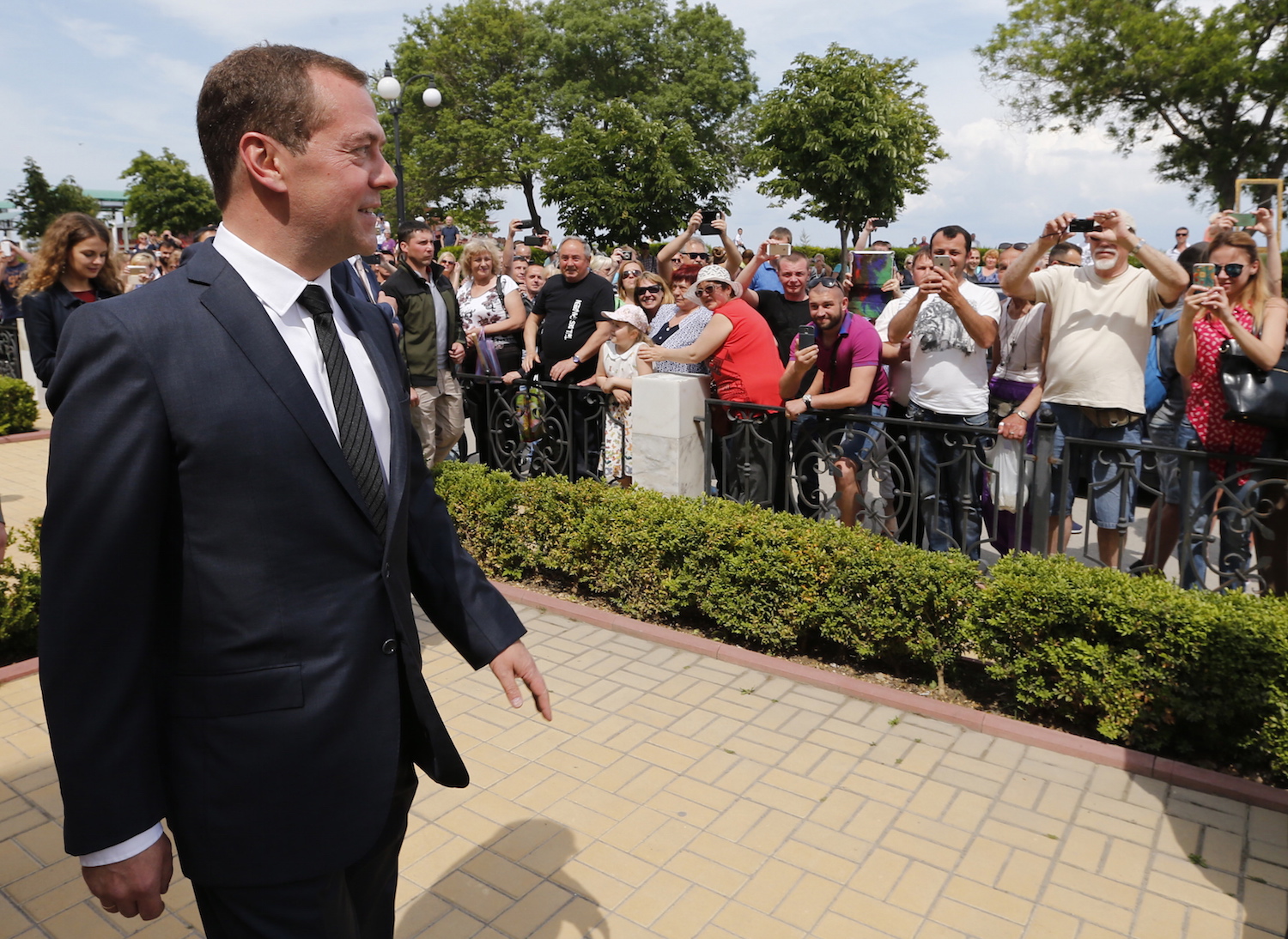 „Geld haben wir keins, aber haltet durch“ – Dimitri Medwedew auf der Krim. Foto © Dmitry Astakhov/TASS
