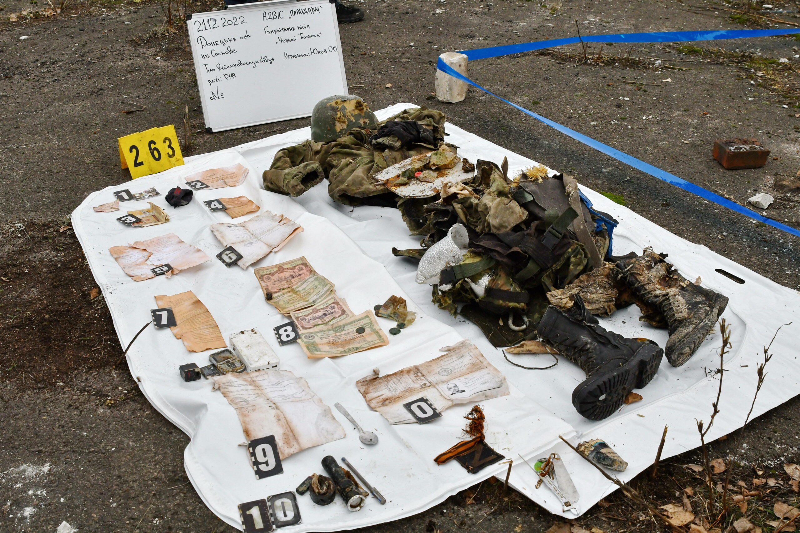 Freiwillige der ukrainischen NGO Black Tulip (dt. Schwarze Tulpe) bergen und identifizieren Überreste getöteter russischer Soldaten. Foto © Andriy Andriyenko/Zuma Press Wire/Imago