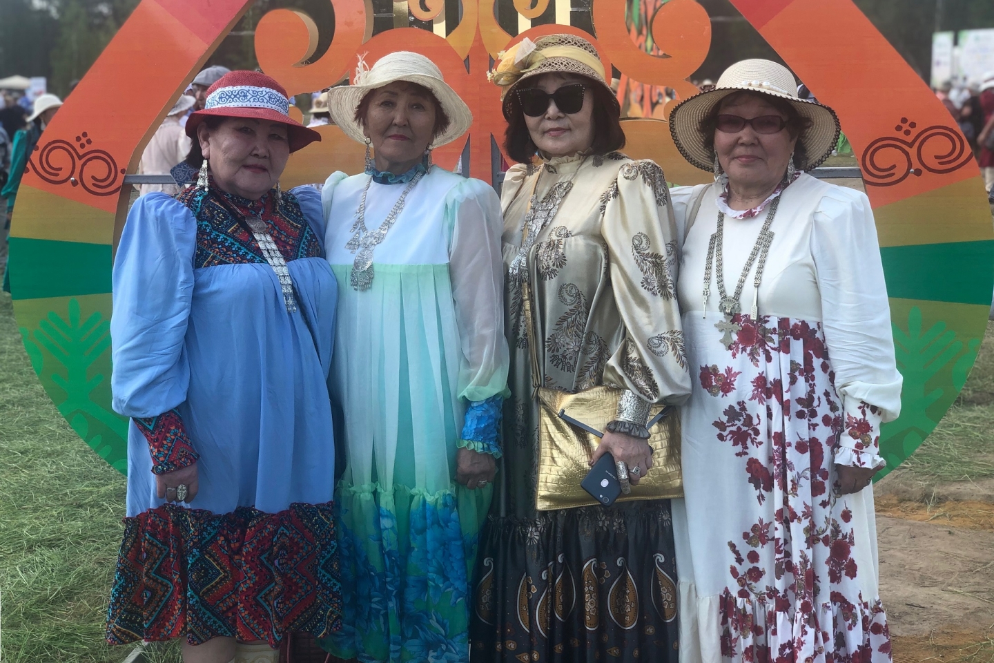Frauen in einzigartigen Chaladaaj-Kleidern / Foto © Jekaterina Karpuchina