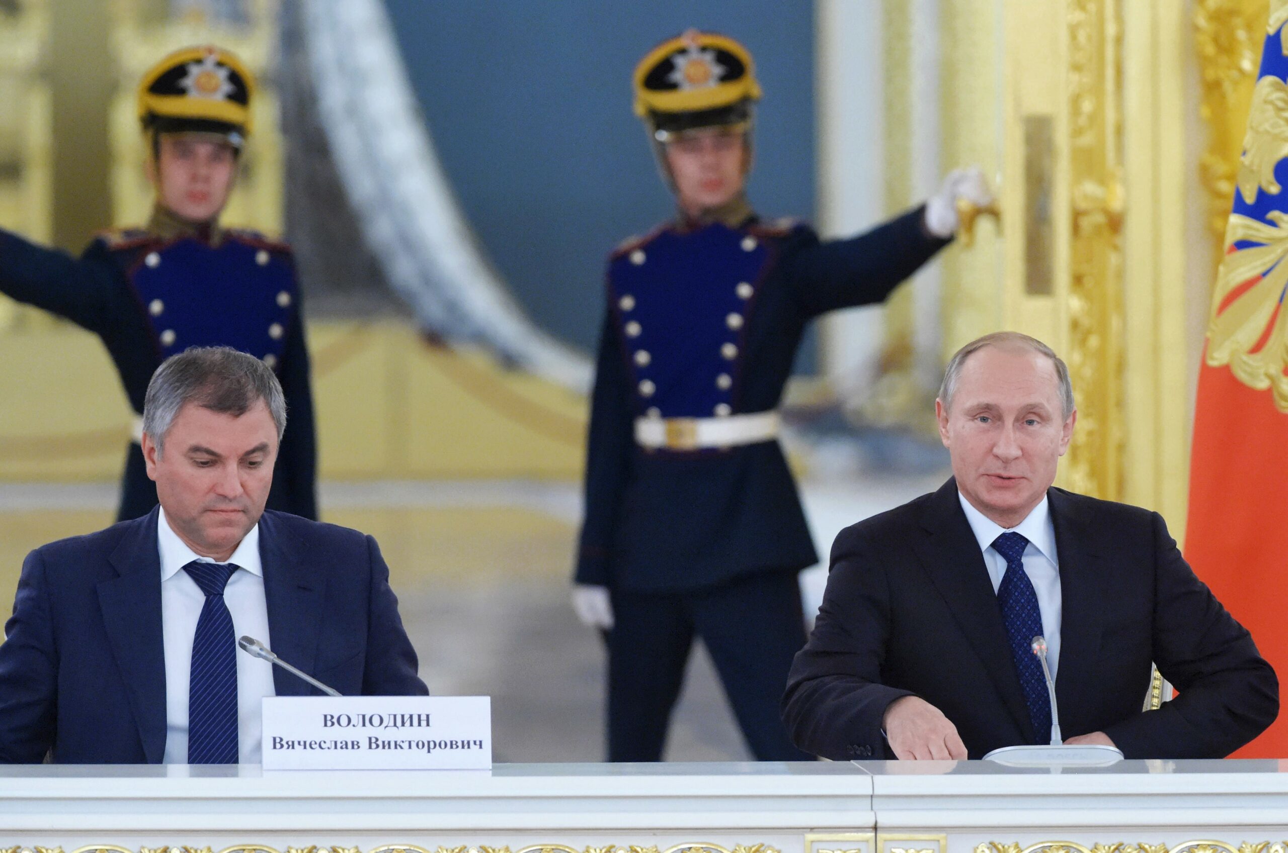 Wolodin an der Seite von Wladimir Putin während einer Sitzung des Menschenrechtsrates beim russischen Präsidenten 2015 - Foto © Dimitri Asarow/Kommersant