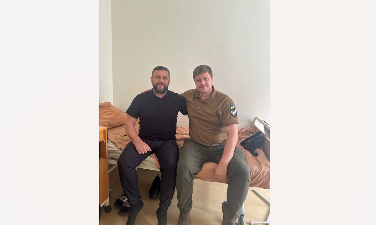 Anatolii Ossuchowsky im Krankenhaus mit seinem jüngeren Bruder Oleh / Foto © Oleh Ossuchowsky/Ukrajinska Prawda